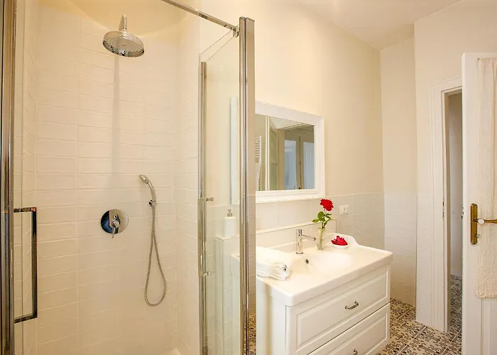 Rachel Trilo * Intra